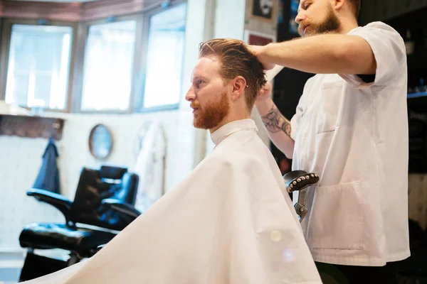 Мужчина Получает Лечение Бороды Волос Парикмахерской — стоковое фото