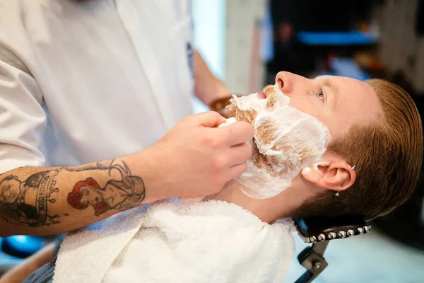 Afeitado Retro Con Espuma Peluquería —  Fotos de Stock