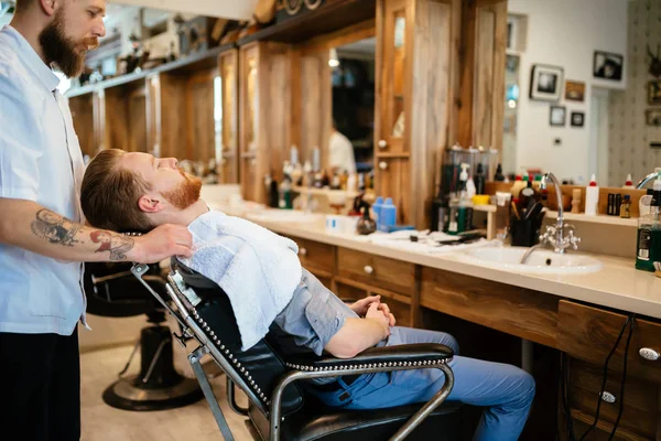 Erkek Kuaför Salonu saç sakal tedavi gören