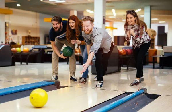 Amici Che Divertono Mentre Giocano Bowling Accelerano Insieme — Foto Stock