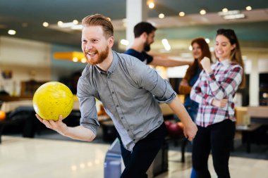 Arkadaşlar birlikte bowling ve speding zaman eğleniyor