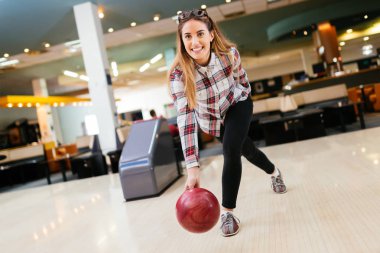 Bowling yerel bir kulüpte mutlu kadının odaklı