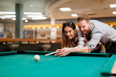 Bilardo ve bilardo kulübünde oynarken mutlu çift