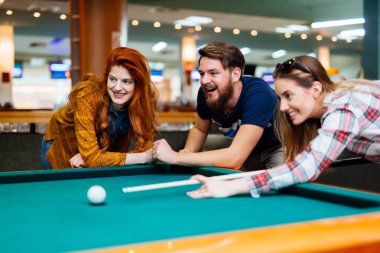 Mutlu arkadaş kulüpte Bilardo ve bilardo oynarken