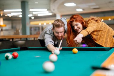 Bilardo ve bilardo kulübünde oynarken mutlu çift