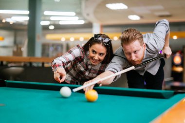 Güzel mutlu çift bilardo oynuyor.