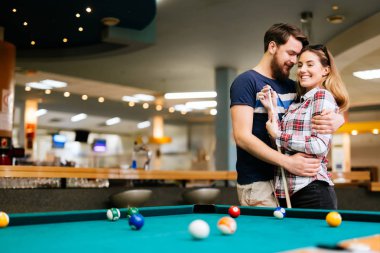 Bilardo ve bilardo kulübünde oynarken mutlu çift