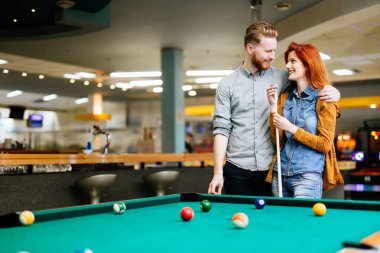 Bilardo ve bilardo kulübünde oynarken mutlu çift