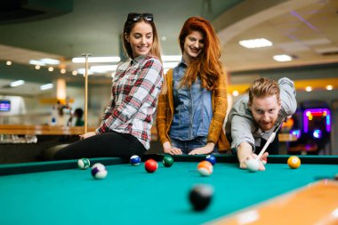 Mutlu arkadaş kulüpte Bilardo ve bilardo oynarken