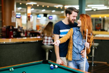 Güzel çift birlikte havuzu oynayarak vakit