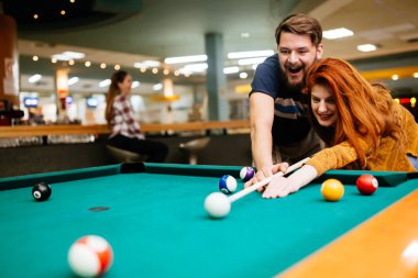 Bilardo ve bilardo kulübünde oynarken mutlu çift