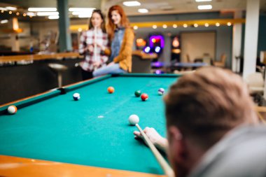 Arkadaş oynamak onların boş zamanlarında snooker