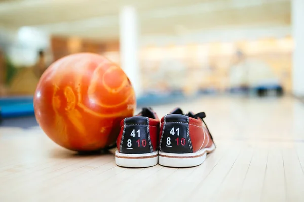 Vše Potřebujete Pro Bowling Pár Bot Míč — Stock fotografie