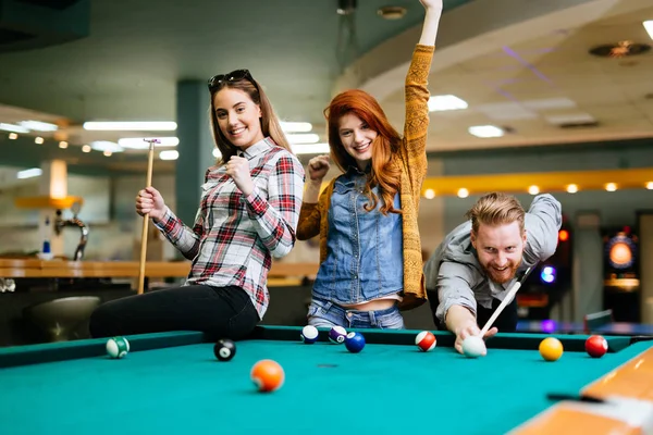 Amigos Felices Disfrutando Jugando Billar Juntos — Foto de Stock