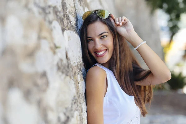 Bela mulher posando ao ar livre — Fotografia de Stock