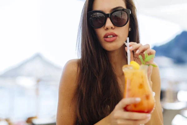 Aantrekkelijke Vrouwelijke Model Drinken Cocktail Lachen — Stockfoto