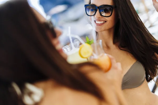 Mujeres en la playa disfrutando de cócteles — Foto de Stock