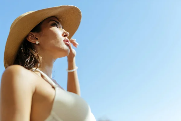 Mulher Bonita Usando Chapéu Verão Olhando Para Céu Oceano — Fotografia de Stock