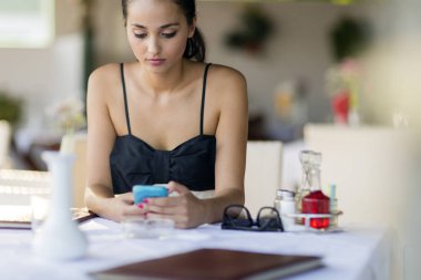 Telefonunuzun ve restoranda güzel kadın