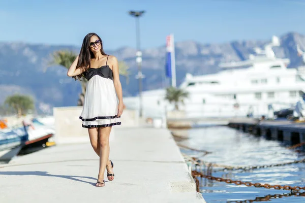 Mooie vrouw in marina poseren — Stockfoto