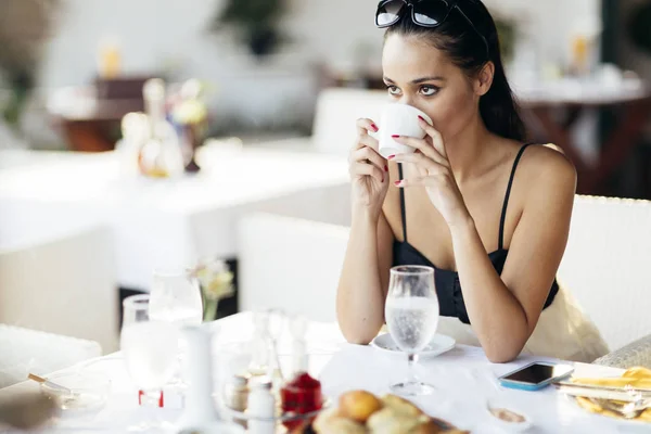 Aantrekkelijke Vrouw Drinken Thee Uit Beker — Stockfoto