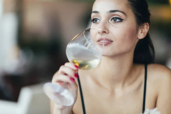 와인을 시음 하는 아름 다운 여자 — 스톡 사진