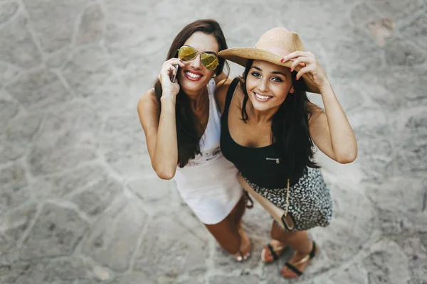 Duas meninas bonitas em roupas de verão — Fotografia de Stock