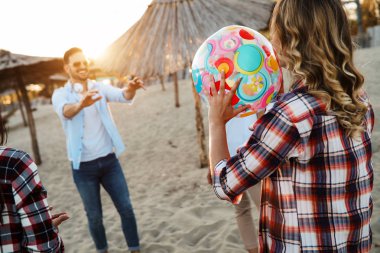 Kumsalda birlikte iyi vakit geçiriyor Fiends
