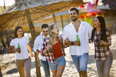 Gençlerin grup yaz tatili sahilde zevk mutlu