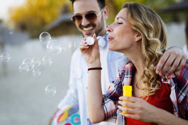 Güneşli bir gün sahilde zevk şirin severler