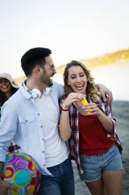 Güneşli bir gün sahilde zevk şirin severler