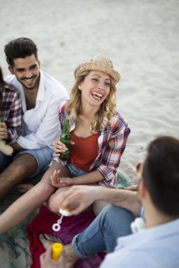 Genç arkadaşlar sahilde bir parti grup portresi