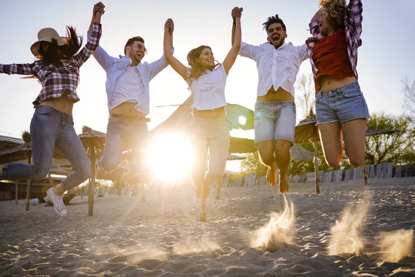 Ομάδα Ευτυχισμένος Νέων Ανθρώπων Απολαμβάνουν Τις Καλοκαιρινές Διακοπές Στην Παραλία — Φωτογραφία Αρχείου