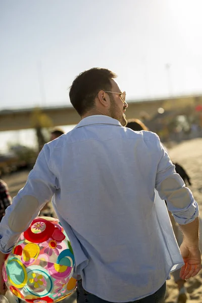 Groep Jonge Vrolijke Vrienden Spelen Met Bal Strand — Stockfoto