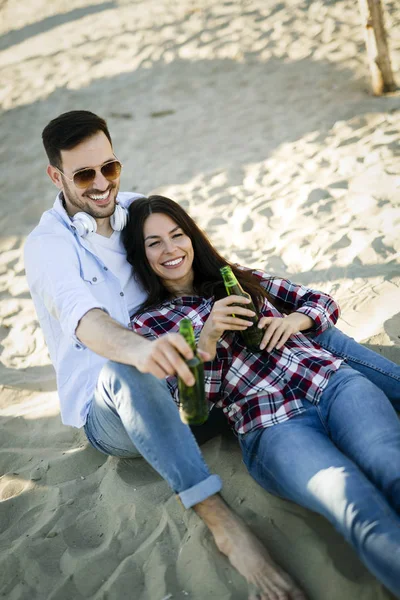 Giovane Coppia Carina Divertirsi Spiaggia — Foto Stock