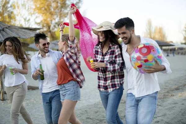 Hermosos Amigos Felices Riendo Sonriendo Aire Libre — Foto de Stock