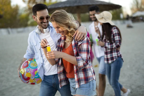 Bekymmerslös Helgen Med Vänner Grupp Glada Ungdomar Bindning Till Varandra — Stockfoto