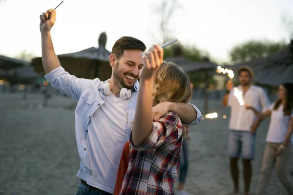 Skupina Happy Mladých Lidí Těší Letní Prázdniny Pláži — Stock fotografie