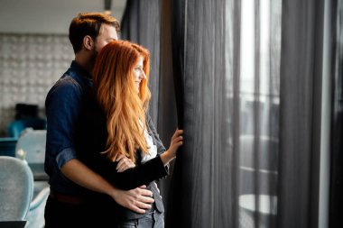 Romantik Çift sarılma ve yine de hayal ederken pencere bakarak