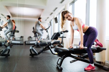 Güzel kadın eğitiminin bir parçası olarak spor salonunda ağırlık mı