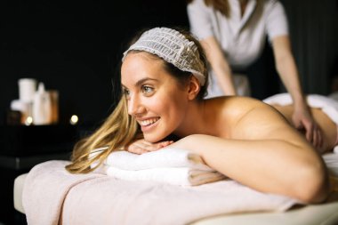 Terapist masaj güzel esmer bir Spa Masaj