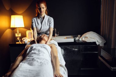 Güzel kadının terapist tarafından verilen masaj tedavisi