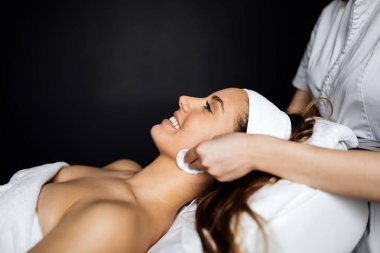 Tedavi için güzel esmer kadın vererek masör