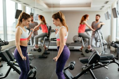 Spor salonunda çalışma dışarı uygun güzel kadın