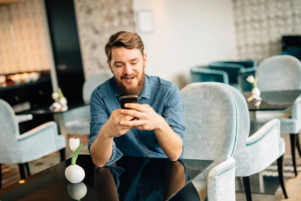 Hombre Guapo Usando Teléfono Restaurante Para Mantenerse Día —  Fotos de Stock