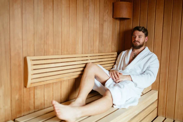 Schöner Mann Entspannt Sich Der Sauna Und Bleibt Gesund — Stockfoto