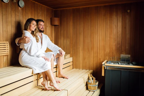 Hermosa pareja relajándose en sauna —  Fotos de Stock