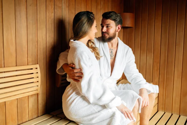 Krásný pár relaxace v sauně — Stock fotografie
