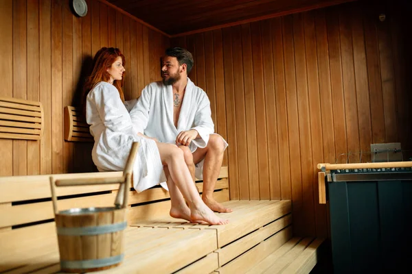 Paar ruht sich in Sauna aus — Stockfoto