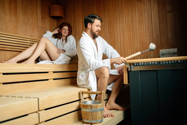 Paar ruht sich in Sauna aus — Stockfoto